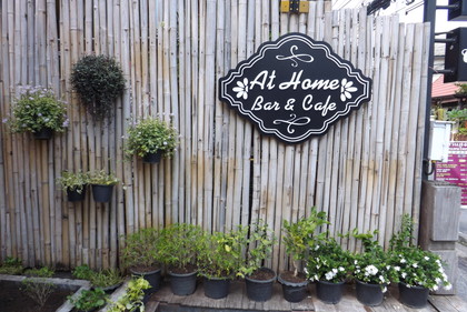お店の看板